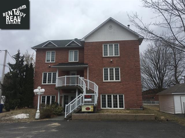 Property 402 Rue St-Jacques main img