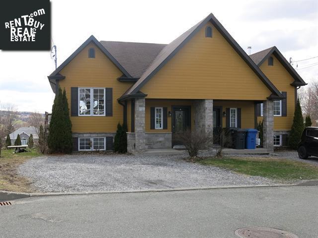 Property 703 Rue Victoria main img