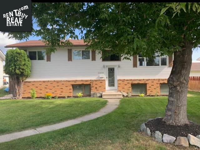 Property 2208 3a Street S main img