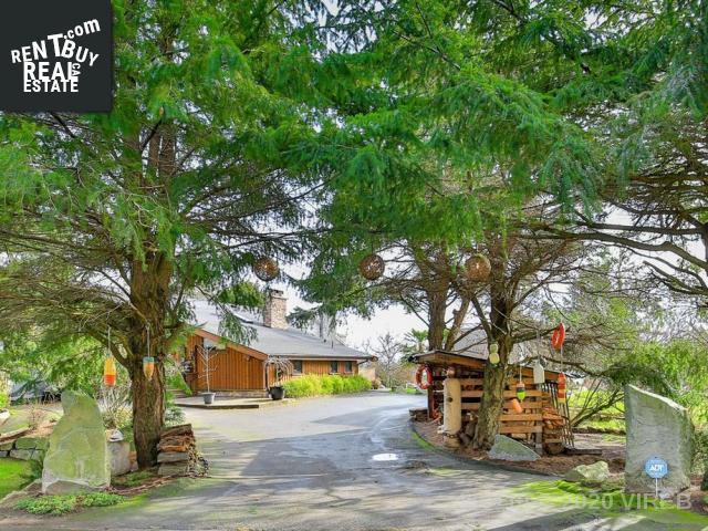 Property 3483 Tyee Cres main img