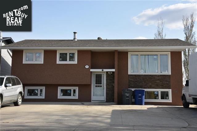 Property 209 Meighen Cres main img