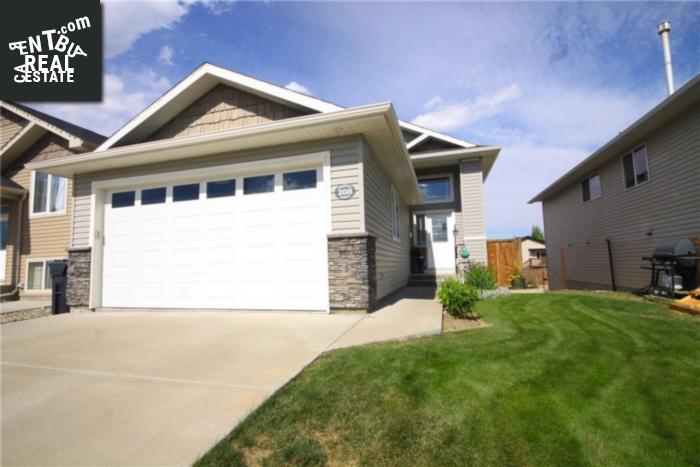 Property 208 Tartan Circle W main img