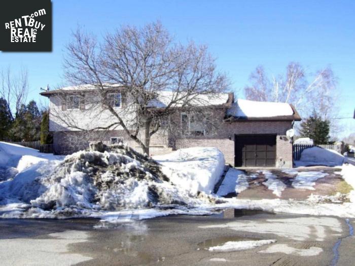 Property 1796 Covewood Cres main img
